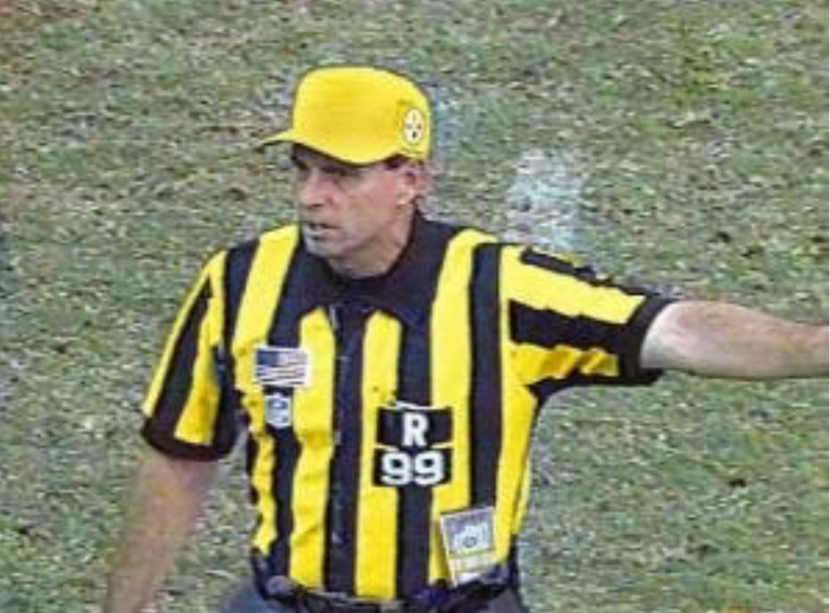 Blitz_Burgh's tweet photo. NFL Officials during Steelers-Rams. 😂 #Steelers #NFL https://t.co/ukJ7l4t2mU