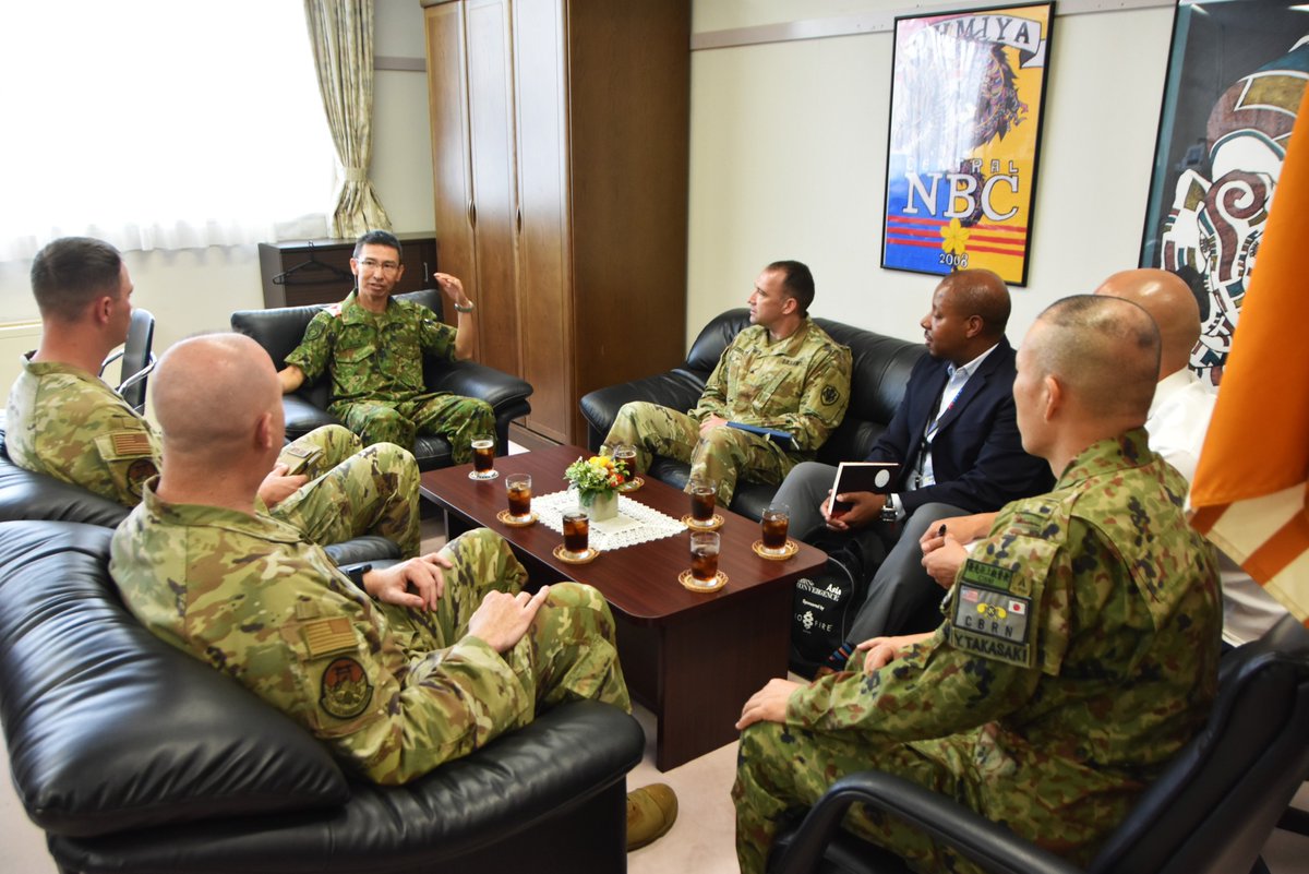jsdf_gcc_cnbc's tweet photo. 【米軍来訪】
横田基地に所在する米空軍第374空輸航空団(374th Airlift Wing)及び国防脅威削減局(Defense Threat Reduction Agency)が中特防を訪問しました。中特防の訓練を見学した後、CBRN対処に関して意見交換を実施して相互理解を深めました。
#CBRN #CNBC #374airliftwing #doddtra https://t.co/YBbi9kyIvJ