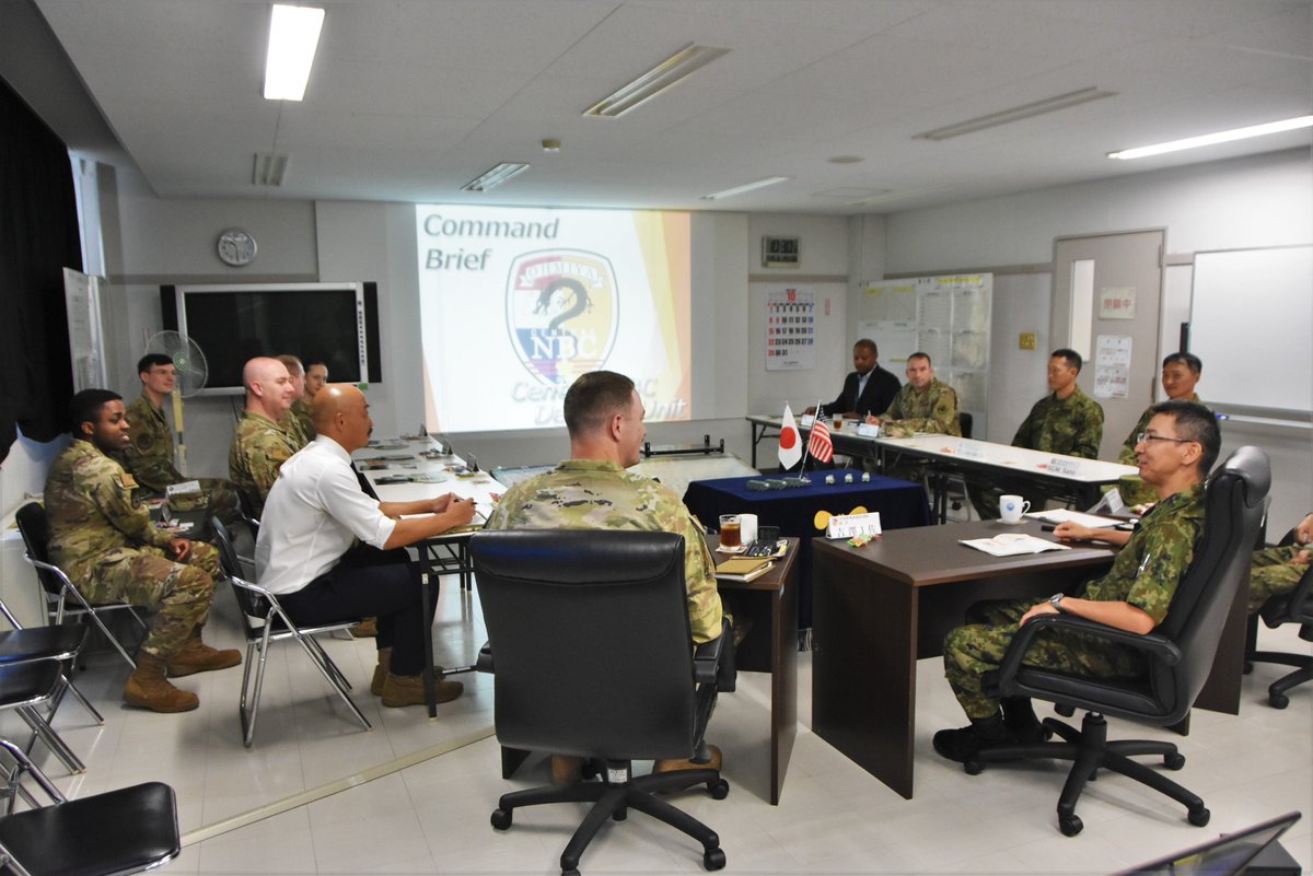 jsdf_gcc_cnbc's tweet photo. 【米軍来訪】
横田基地に所在する米空軍第374空輸航空団(374th Airlift Wing)及び国防脅威削減局(Defense Threat Reduction Agency)が中特防を訪問しました。中特防の訓練を見学した後、CBRN対処に関して意見交換を実施して相互理解を深めました。
#CBRN #CNBC #374airliftwing #doddtra https://t.co/YBbi9kyIvJ