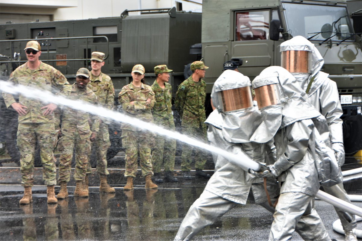 jsdf_gcc_cnbc's tweet photo. 【米軍来訪】
横田基地に所在する米空軍第374空輸航空団(374th Airlift Wing)及び国防脅威削減局(Defense Threat Reduction Agency)が中特防を訪問しました。中特防の訓練を見学した後、CBRN対処に関して意見交換を実施して相互理解を深めました。
#CBRN #CNBC #374airliftwing #doddtra https://t.co/YBbi9kyIvJ