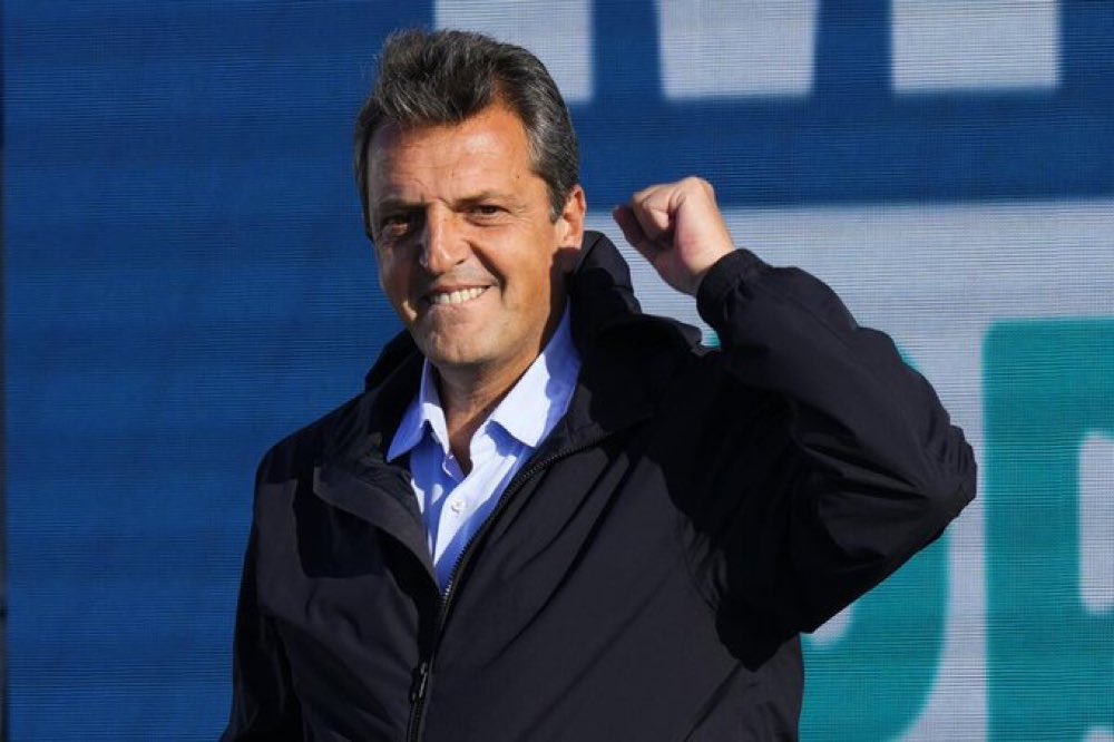 🇦🇷 ARGENTINA VOTA 🇦🇷

Sergio Massa, candidato oficialista y ex ministro de economía del país, en parte responsable de la actual economía del país revienta los números y contra todo pronóstico le gana al favorito Milei con un 36,11% frente al 30,35% al 81,89% de mesas. Cobertura