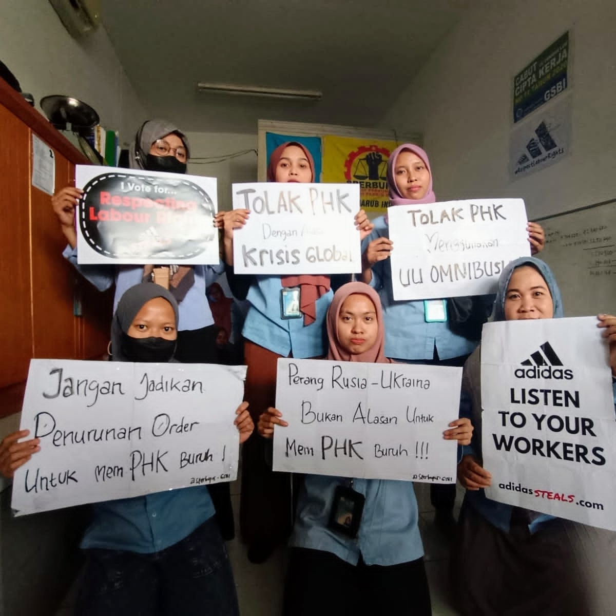DwiMartini11's tweet photo. Stop PHK Berkedok Menghindari Kerugian 

 #ImpossibleIsNothing #adidas #panarub #BayarUpahKami #payYourWorkers #GSBImilitan #GSBIvaksentral 

 Jika anda mendukung perjuangan kami, like komen &amp; share https://t.co/Z2qsiXOlpI