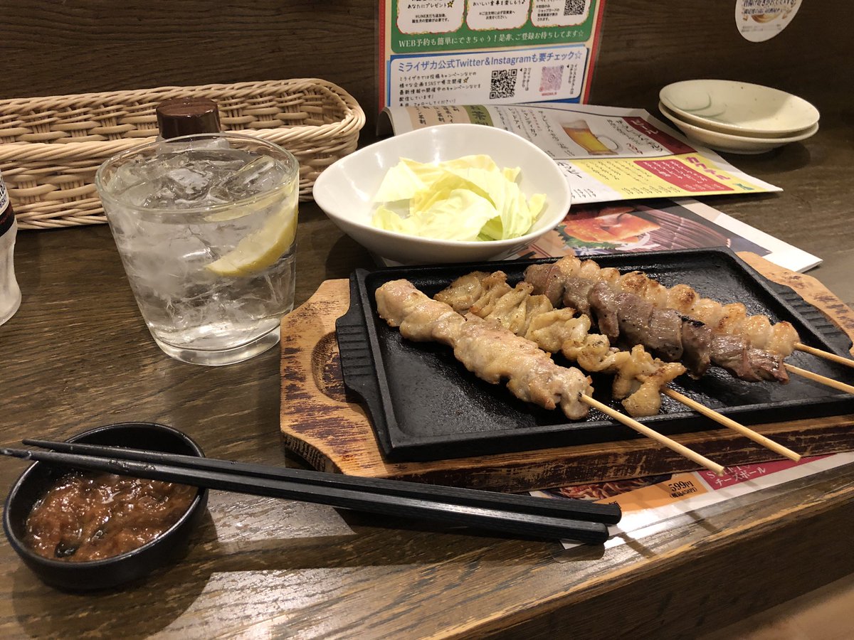 u_kihara's tweet photo. 昨日の仕事帰り、
アシスタントの芸州亭と西条駅前のミライザカのカウンター😙
鉄板で出てくる焼き鳥おまかせが、
イイネッ😝 https://t.co/RtyxY1pWhM