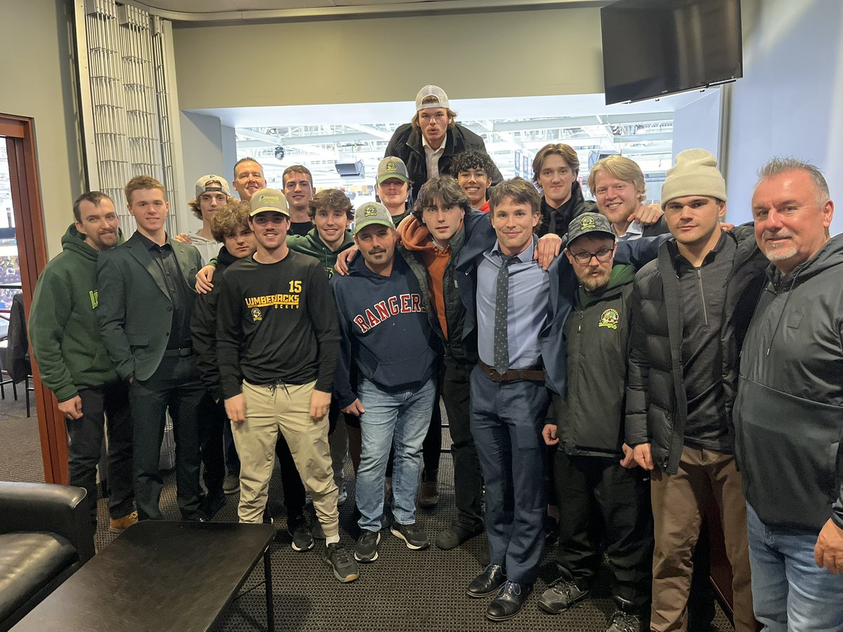 Some team bonding at the <a href="/Oshawa_Generals/">Oshawa Generals</a> game tonight after our 7-4 win over the <a href="/UxbridgeBruins/">Uxbridge Bruins</a> this afternoon!