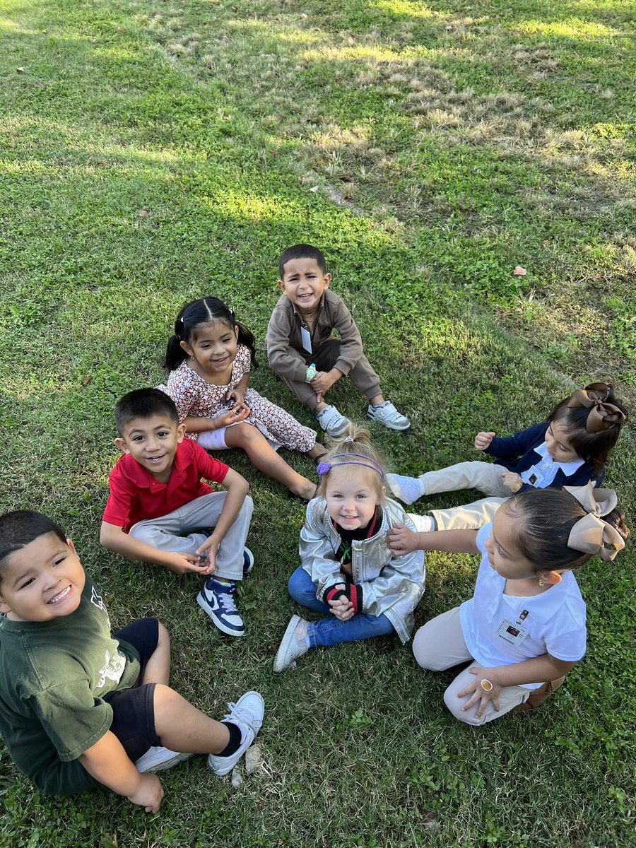 Melissa58705416's tweet photo. Fall Scavenger Hunt with my little explorers. #FallColorFunDay @KinkeadeECS @MrsFloyd0419 @TPpayne0228 https://t.co/zMingVjfX8