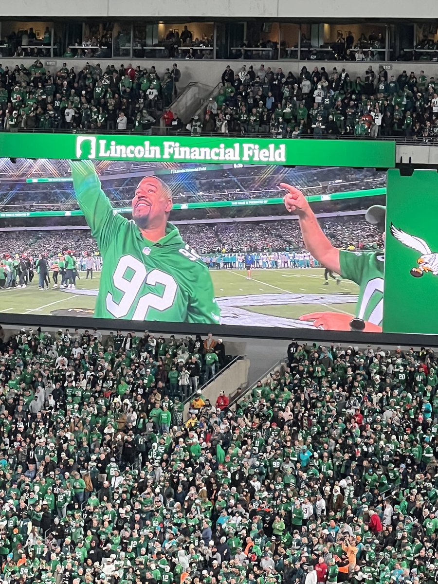 Reggie White’s son here for the Kelly Green game to honor his Dad 💚🦅
