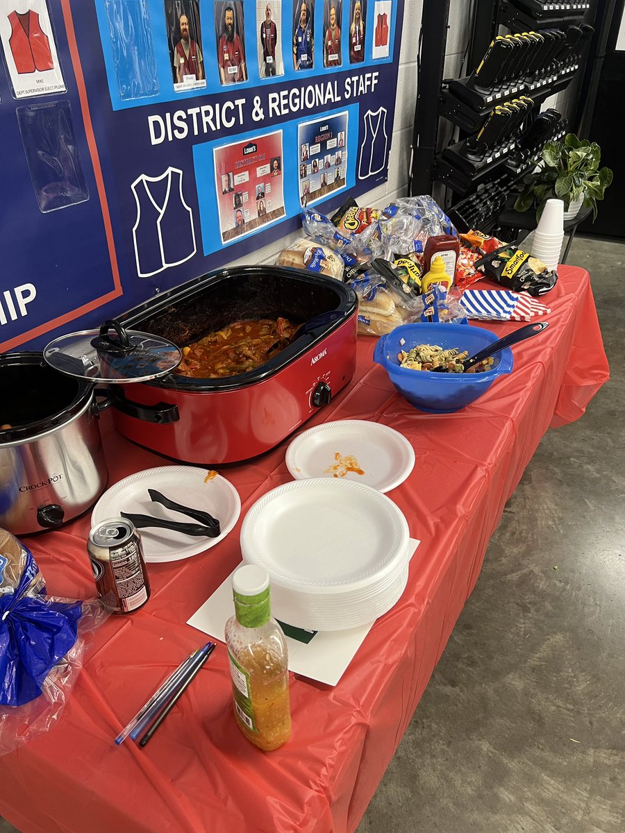warrencardiff's tweet photo. 1566 #Frontendrocks celebration! Thank you team for everything you do each day to make our store the 1st choice in Marietta Ohio our customers want to shop for their home improvement needs! @BenitoKomadina @CongerJared @BlueBoxR1 @JBBailey9 https://t.co/HzOVyd3Dc8