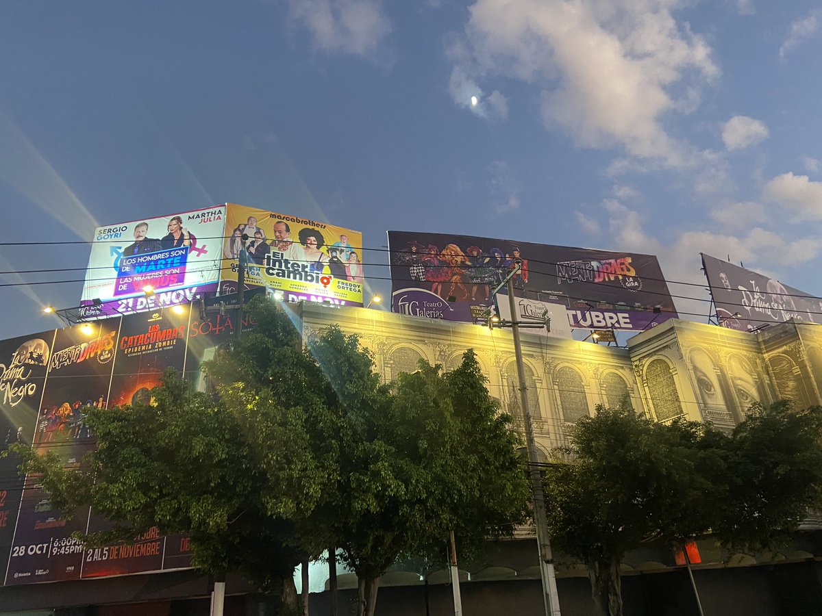 miguelinrisa's tweet photo. Así la marquesina del Teatro Galerías, ya esperando a @elintercambiomx 🙌  @freddymasca1 https://t.co/JKwo8NfcGQ