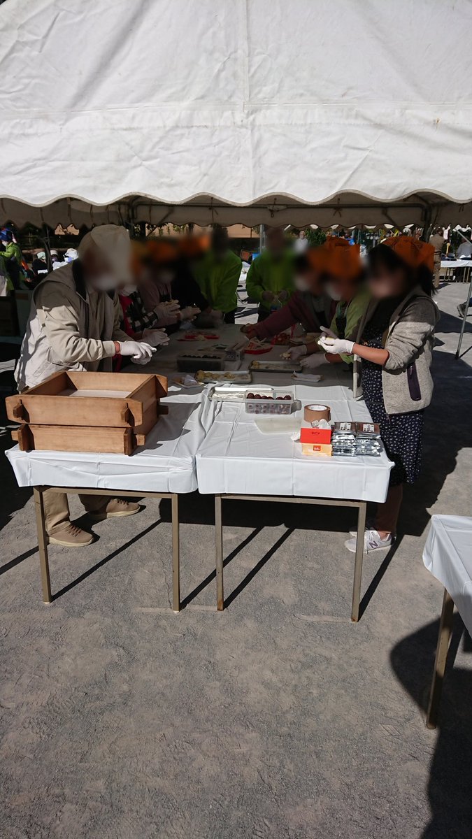 kaneshuuchida's tweet photo. 先日は地区祭��お手伝いをしてきました！

私達の町会は「ふかしまんじゅん」を販売しました☺️

ふかしたては熱々でおいしかったです😋

皆さんお疲れ様でした🙇

#金周内田 #葬儀 #葬儀社 #葬式 #東武練馬区民ホール #１日家族葬 #練馬区 #北町 #地区祭 #第八地区 https://t.co/5E09Ce5BRL