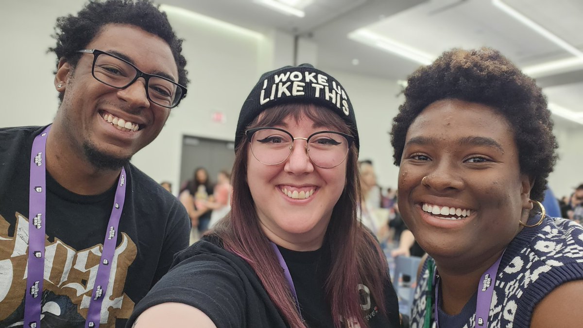 JenIsOnline's tweet photo. Last day of #TwitchConLasVegas 😇🥰😇🥰😇🥰😇🥰 https://t.co/PoiN5wxx28