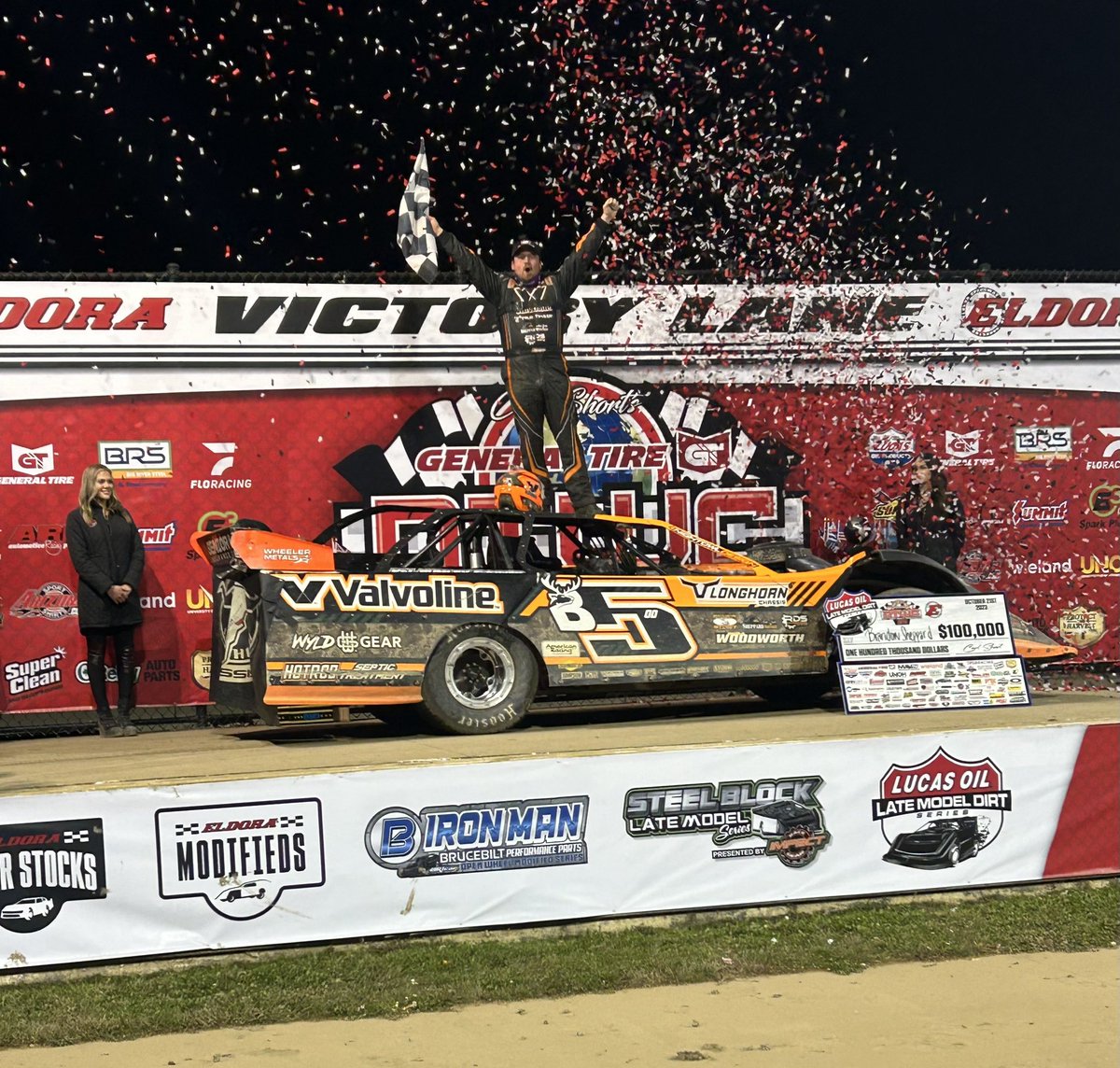 lucasdirt's tweet photo. B-SHEPP WINS 43RD ANNUAL DTWC AT ELDORA! 🏁 

@bsheppb5 puts the B5 in @EldoraSpeedway Victory Lane and wins the 43rd Annual @GeneralTire Dirt Track World Championship presented by @ARPBolts with the @Lucas_Oil Late Model Dirt Series! https://t.co/jzOb15JFXv
