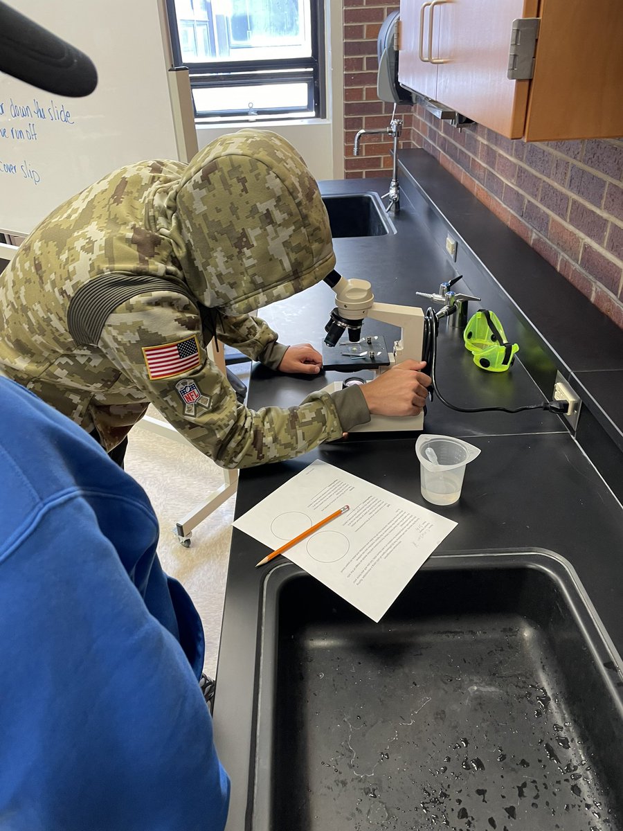 MrNicholsBio's tweet photo. This past week we had a great time experimenting with using microscopes!! https://t.co/15MkWZ8hIz