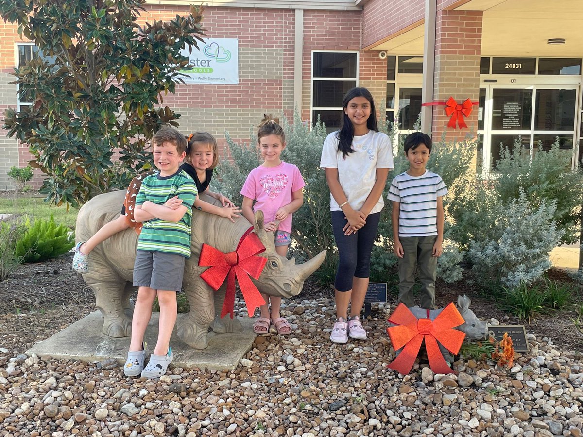 MrsStrattonTX's tweet photo. @tanyarheard @Rockin_Rhinos @Cris_Figueredo1 Ribbons are up! Looking forward to a fun-filled week! https://t.co/lj8GatYJqq