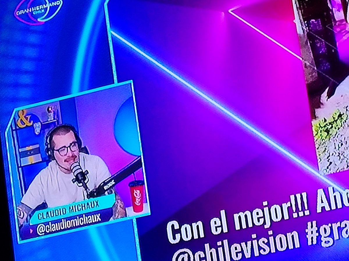 alonsoftchile's tweet photo. Tío Michocacola @ClaudioMichaux. Un saludo a la cosi cosi. Está enamorada de ti. #GranHermanoCVH   hoy se va vivi al 3331 y queda Juan Román a la final. 😘. https://t.co/eLR4RXUB3g