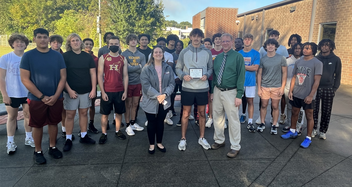 WHKY's tweet photo. Let's play a bit of catch up. On 10/6, @JakeHoryza4  racked up 18 tackles and one for a loss in Hickory High's 46-13 win over North Iredell. As a result, Horyza was named the Ted A. Greve &amp; Associates, P.A. Defensive Player of the Week for the Red Tornadoes. https://t.co/jf2MUCR06P