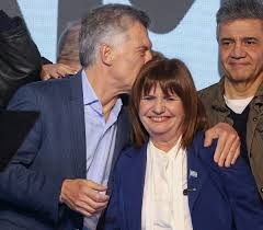 andresmolla's tweet image. Macri dijo que Bullrich era su candidata pero apoyaba a Milei. Una quedo afuera y el otro perdió el 1er puesto y quedo casi 7 puntos abajo. #Mufa #Mufasa #LaPiedraDeTandil