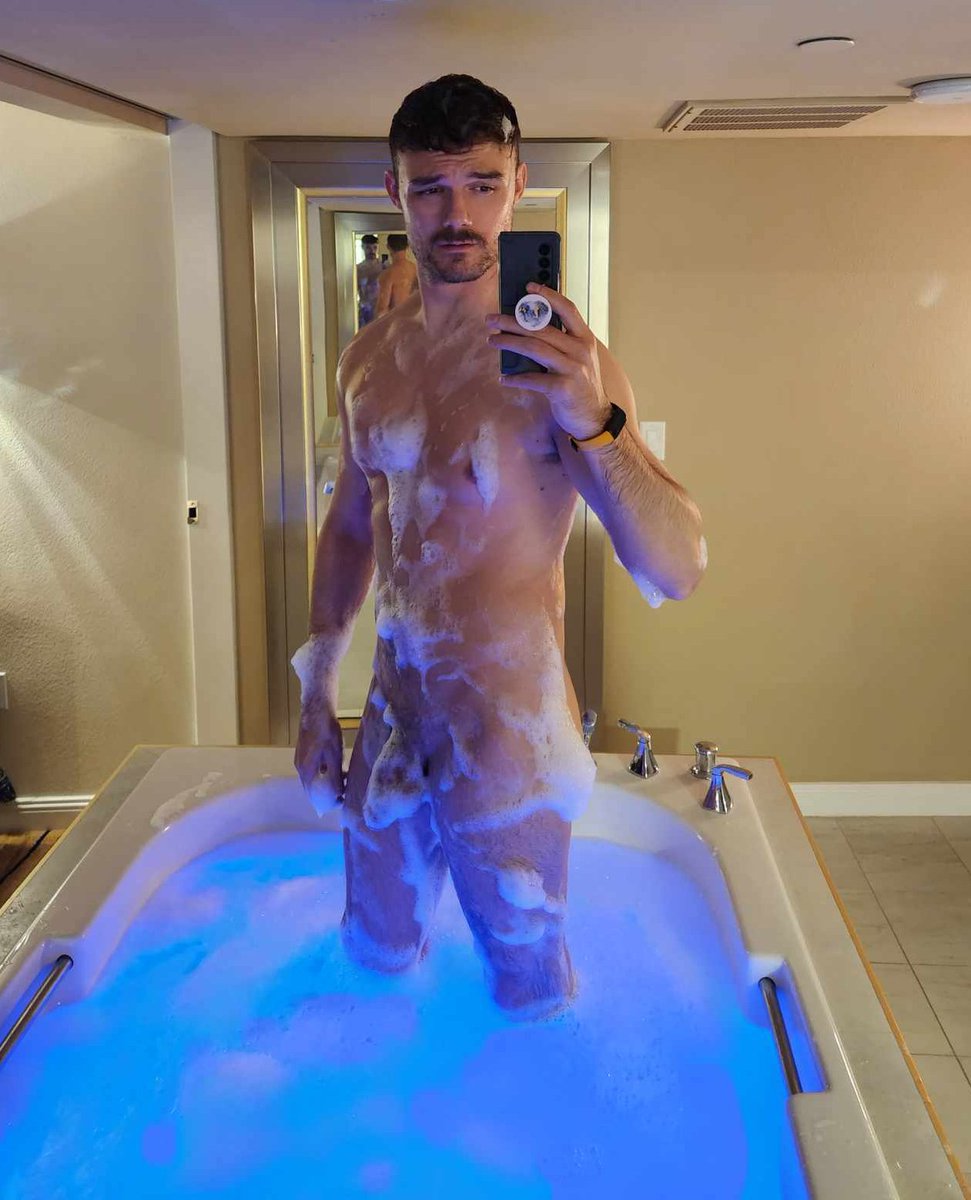 HazHarlan's tweet photo. Plenty of room for a good boy or two in here 😈 #gay 
.
.
https://t.co/NKWDn2kJlQ https://t.co/VKzESTKNVB