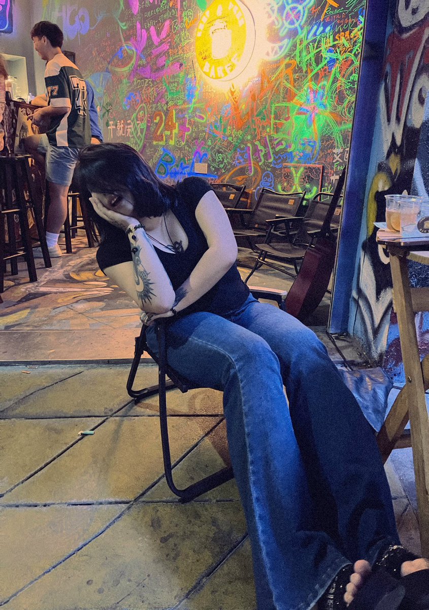 死不了一点，我和新女朋友住在一起，她每天带我去玩，带我去喝酒，每天起来头疼欲裂，每一顿开始都感觉上一顿还在天灵盖上悬着，酒精过敏硬是给治好了。好死不如赖活着，赖活着呗，我要找自己的日子过了，我并没有被pua，你看到的消息几个小时不回是常态，一周都有可能不回一条，有时候是半个月，懂得都懂，不懂就当我被pua把！家里的事情马上就会有个结束，付出我就不该想有回报，只是心空了一块儿，还是来自家人。这样也好，一个人的爱和牵挂都没有的话，无忧无虑的活吧！我还是很喜欢当一个喜欢乱分享生活，和陌生人倒苦水，喜欢色情艺术，喜欢极致的小女孩一枚啊！