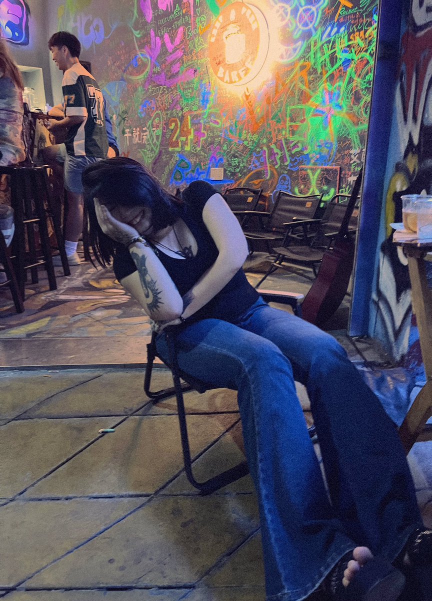 死不了一点，我和新女朋友住在一起，她每天带我去玩，带我去喝酒，每天起来头疼欲裂，每一顿开始都感觉上一顿还在天灵盖上悬着，酒精过敏硬是给治好了。好死不如赖活着，赖活着呗，我要找自己的日子过了，我并没有被pua，你看到的消息几个小时不回是常态，一周都有可能不回一条，有时候是半个月，懂得都懂，不懂就当我被pua把！家里的事情马上就会有个结束，付出我就不该想有回报，只是心空了一块儿，还是来自家人。这样也好，一个人的爱和牵挂都没有的话，无忧无虑的活吧！我还是很喜欢当一个喜欢乱分享生活，和陌生人倒苦水，喜欢色情艺术，喜欢极致的小女孩一枚啊！