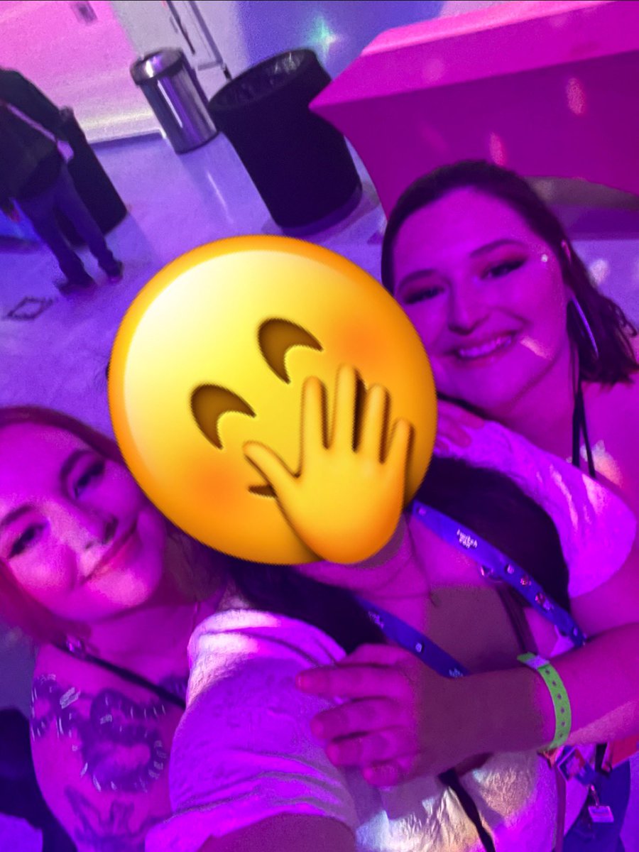 bug_ow's tweet image. Man I had so much fun making friends and I will cherish the moments we made at Twitch Con ❤️ I can’t wait for next year and to be able to see those familiar faces again WOOOO HOOO LETS GO TWITCH COMMUNITY!!! @everyone