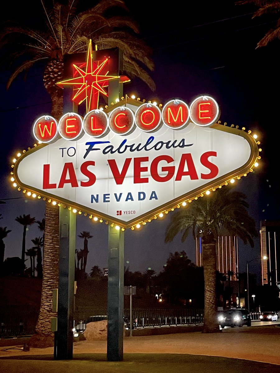 Finally got a picture of the Las Vegas sign 😊 just a tourist doing tourist things 😂