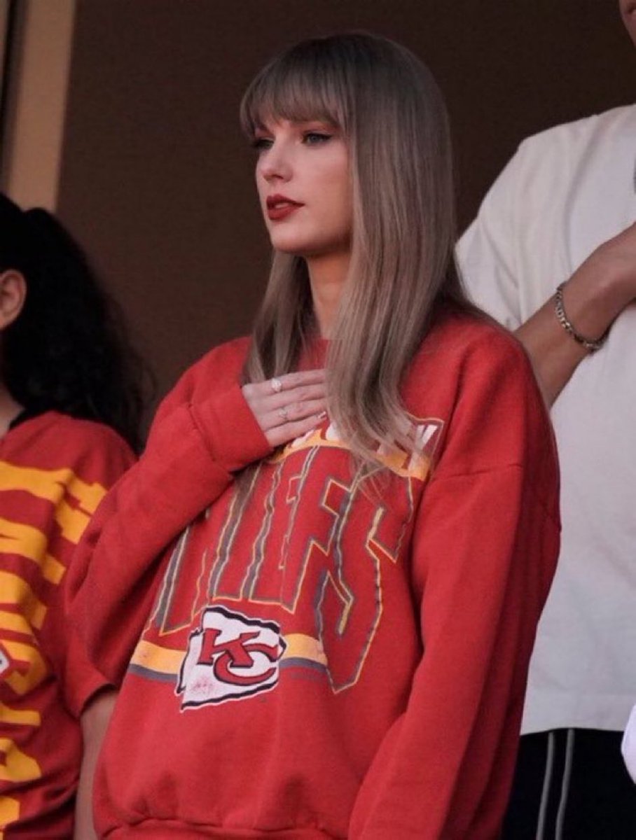antikaia's tweet photo. probs gonna get cancelled for this but idc bc i find it so disrespectful when ppl dont stand for the national anthem. personally i think its important &amp; i get chills every time i hear “my knuckles were bruised like violets, sucker punching walls, cursed you as i sleep-talked” https://t.co/kE3lJ9Isd4