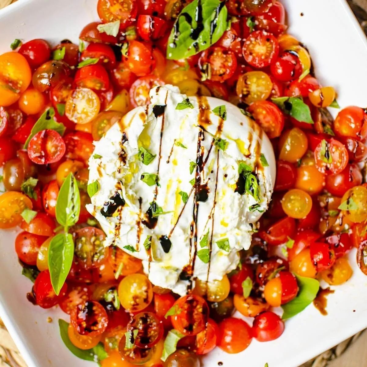 Living_Lou's tweet photo. Burrata Caprese salad - the ultimate salad! 

Made with fresh tomatoes, creamy burrata cheese, basil, and sweet balsamic glaze. It’s a perfect, effortless salad for entertaining.

RECIPE: https://t.co/fBqPH614ul
#salad #recipe https://t.co/F7fwOHpkkj