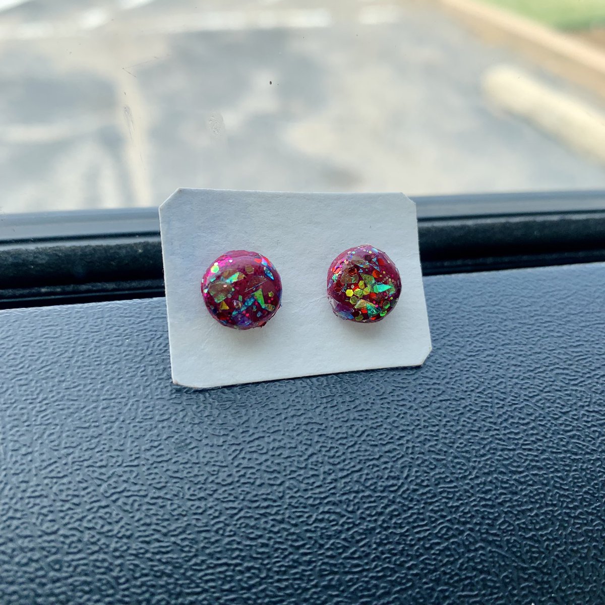 I have the worst lighting, but these are some earrings I made just for me. 

The confetti glitter ones are the cutest and remind me of a fun and glam celebration 🥳 ✨🖤

#clayartist #clayearrings