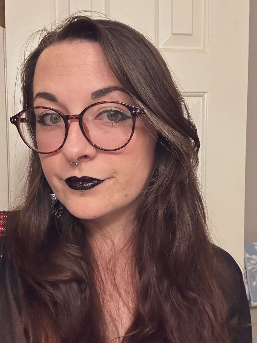 bugkween_'s tweet image. also I’m a big fan of this new grey streak in my hair