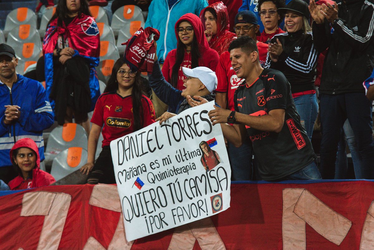 latribuna_col's tweet photo. Una hincha del @DIM_Oficial tendrá su última quimioterapia mañana y Daniel Torres le regaló su camiseta ❤️💙

¡No es simplemente fútbol y su cara lo refleja! 🫶🏻

📸: @vclavijo16 https://t.co/1pKD3s9Kvz