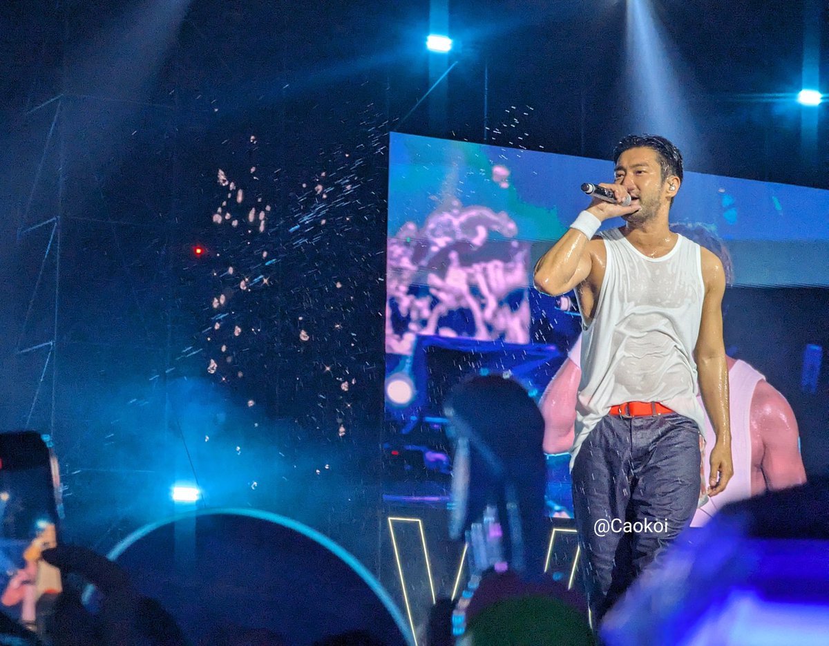 caokoi94's tweet photo. So hot.... 🔥🔥🔥 Không cởi áo nhưng vẫn thấy sexy 💪💪
#SuperJuniorLSS #Leeteuk #Siwon #Shindong
#SUPERJUNIOR #슈퍼주니어
#WOWFestival #WOWKMusicFestival
#Vietnam #VanPhucCity #HoChiMinh #HCM https://t.co/MyhJ6vdlFL