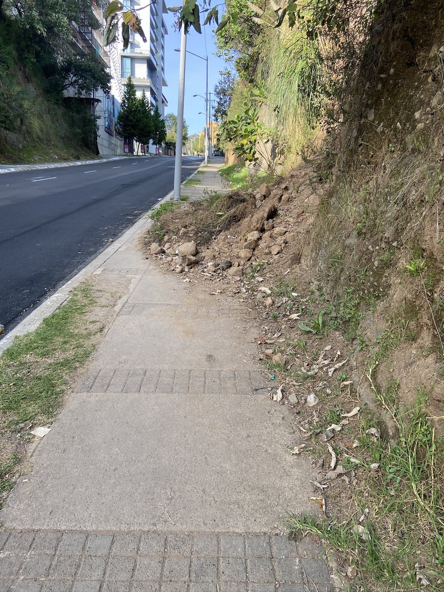 mbarron005's tweet photo. En Carlos Fernández graef hay un alud que no permite caminar y tampoco hay luz, favor de atender https://t.co/uV40m3AN00