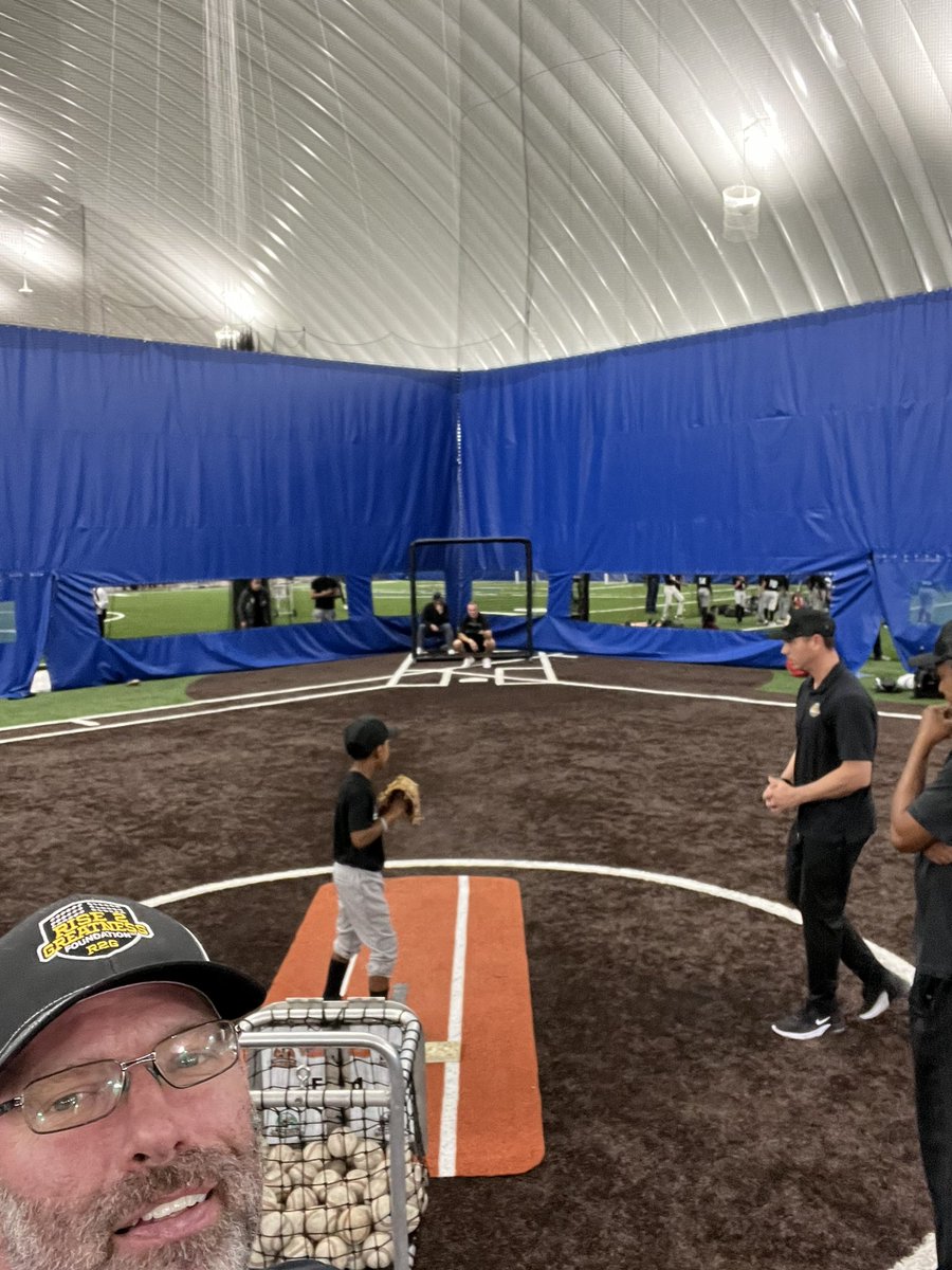 24_7Farnsworth's tweet photo. Day 3 is done. Another great day and finish to the weekend. Great time at the #Bodome just outside of Chicago with @R2GCharity So great to give back and see the young athlete wanted to learn and get better. #rise2greatness #R2G #giveback https://t.co/UaVoG12cg4