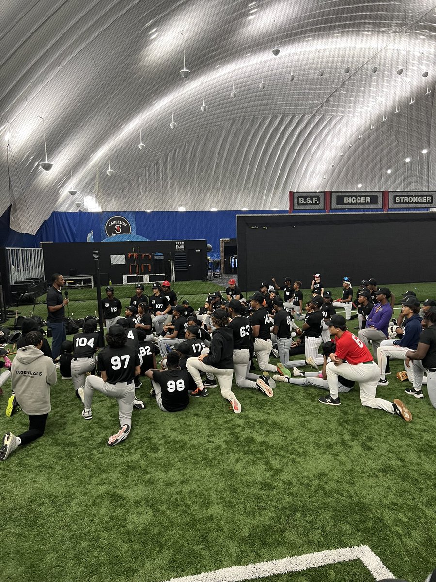 24_7Farnsworth's tweet photo. Day 3 is done. Another great day and finish to the weekend. Great time at the #Bodome just outside of Chicago with @R2GCharity So great to give back and see the young athlete wanted to learn and get better. #rise2greatness #R2G #giveback https://t.co/UaVoG12cg4