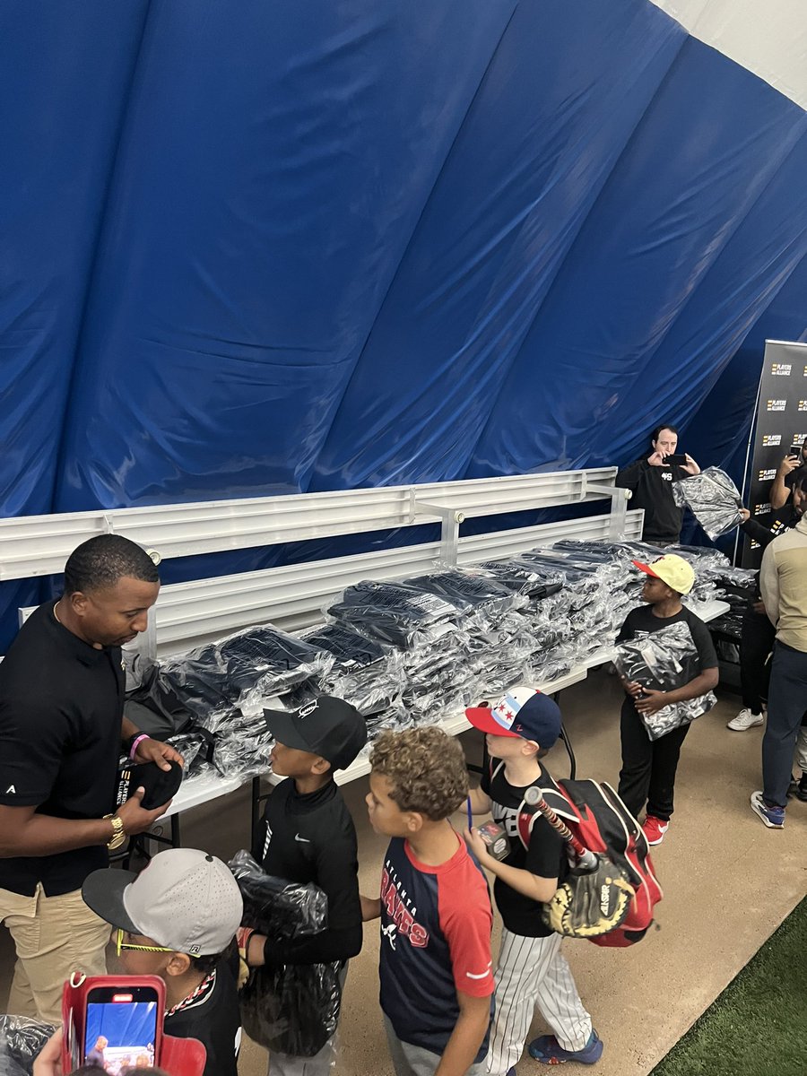24_7Farnsworth's tweet photo. Day 3 is done. Another great day and finish to the weekend. Great time at the #Bodome just outside of Chicago with @R2GCharity So great to give back and see the young athlete wanted to learn and get better. #rise2greatness #R2G #giveback https://t.co/UaVoG12cg4