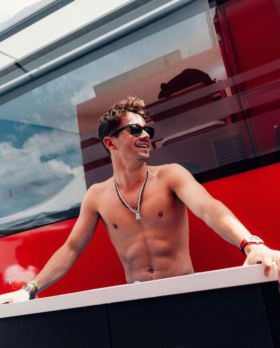 Danilohot11's tweet photo. Charles Leclerc 🥵😏
#BUNDAAWARDS #PINTOAWARDS #bulgeawards #bulge #hotdriver #dickprint #bunda #cueca #shirtless #shirtlessboys https://t.co/LtXXqDBDWH