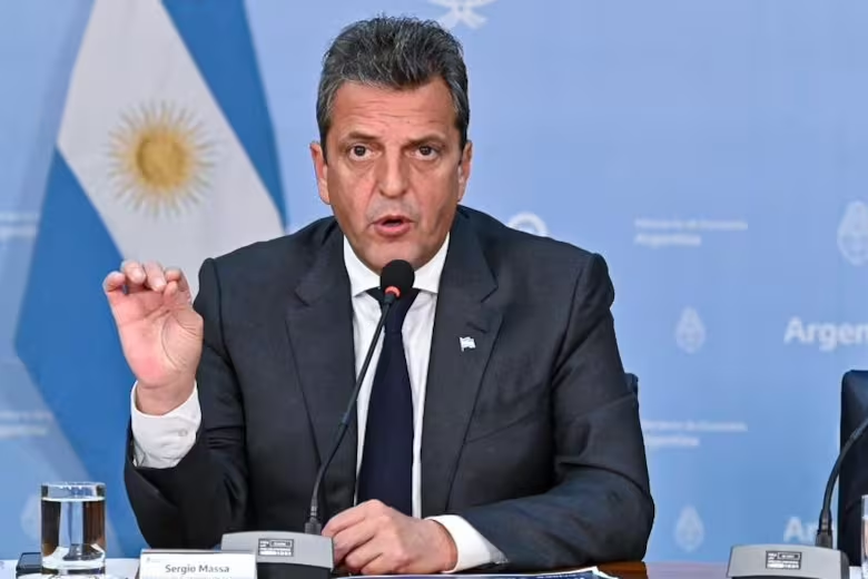 Xileone's tweet photo. Ganó Massa, el ministro de Economía que no puede controlar la inflación. Es como si los peruanos hubiésemos reelegido a Alan García en 1990. ¿Quién entiende a los argentinos? https://t.co/LEQjfEO4VO