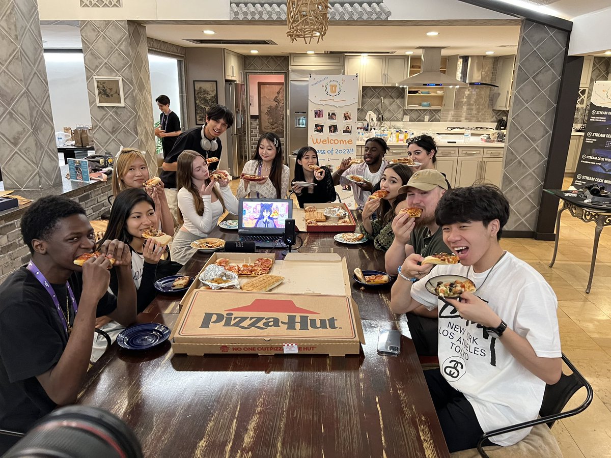 Getting ready for the @pizzahut family dinner #pizzahutpartner And talking about their @Twitchcon #creatoru2023 experience! Tune in twitch.tv/uconnect
