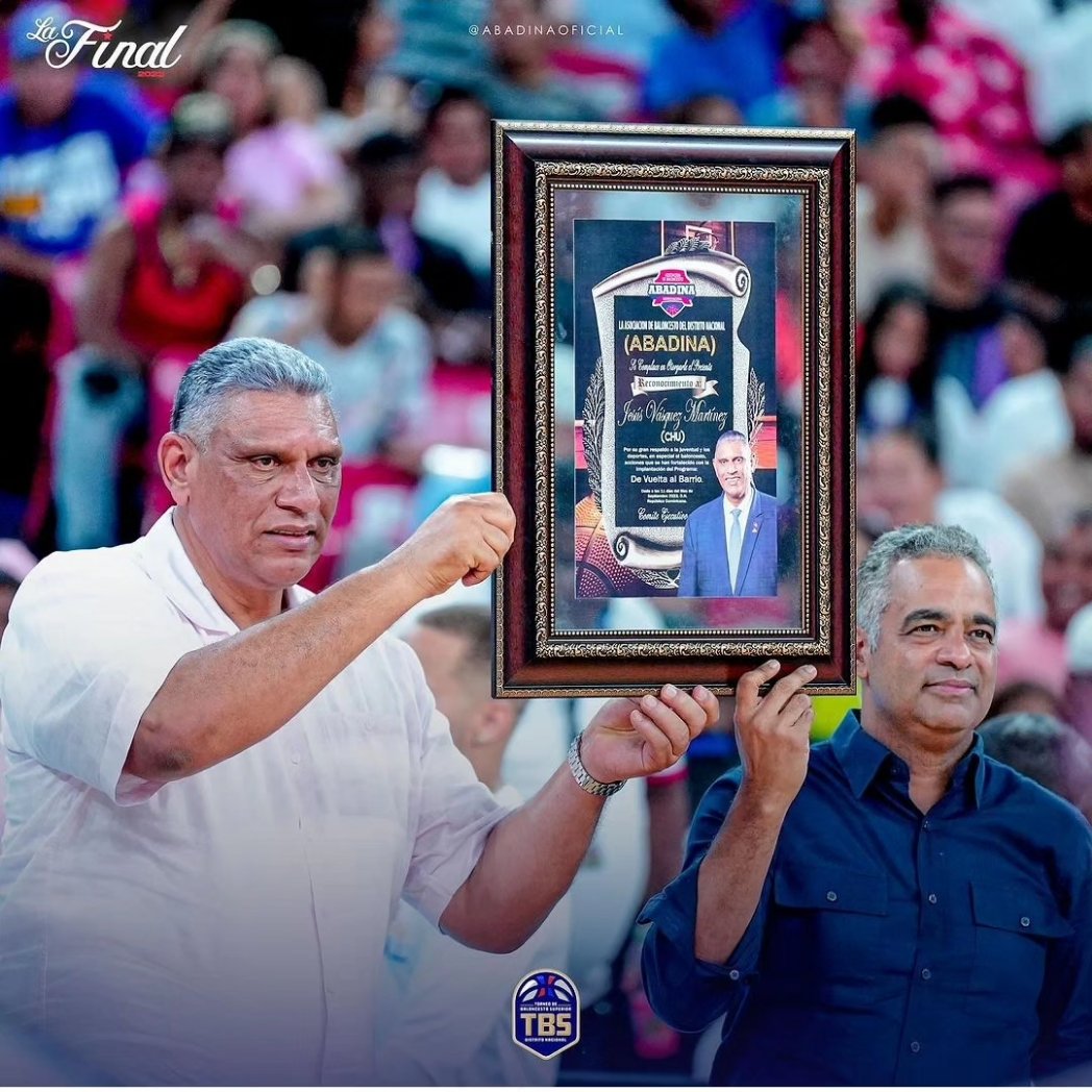 Elreydelaradio's tweet photo. Muy merecido!!!.

La ABADINA reconoció a Chú Vásquez, Ministro de Interior y Policía, por su apoyo al basket y por el resonante éxito del programa "De vuelta al barrio".

@chuvasquez
@AbadinaOficial
@joelsantose
@pesqueiradiego https://t.co/BwAVQqvJua