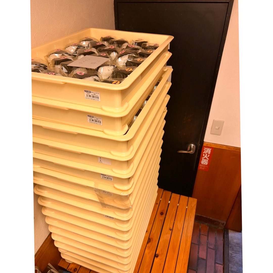 hyottoko2244's tweet photo. 週末は都内の私立学校の文化祭でおにぎりを販売させて頂きました。
おにぎりを560個という沢山の数のご注文を頂いたのでベテランお母さん達に助っ人に来て頂き『チーム🍙』結成‼︎
嬉しすぎる感想も頂き、安心感と共に嬉しくて皆で大喜びでした👏
今後も皆様に幸せをお届け出来たら嬉しいです。 https://t.co/ZNUJk5N5bA