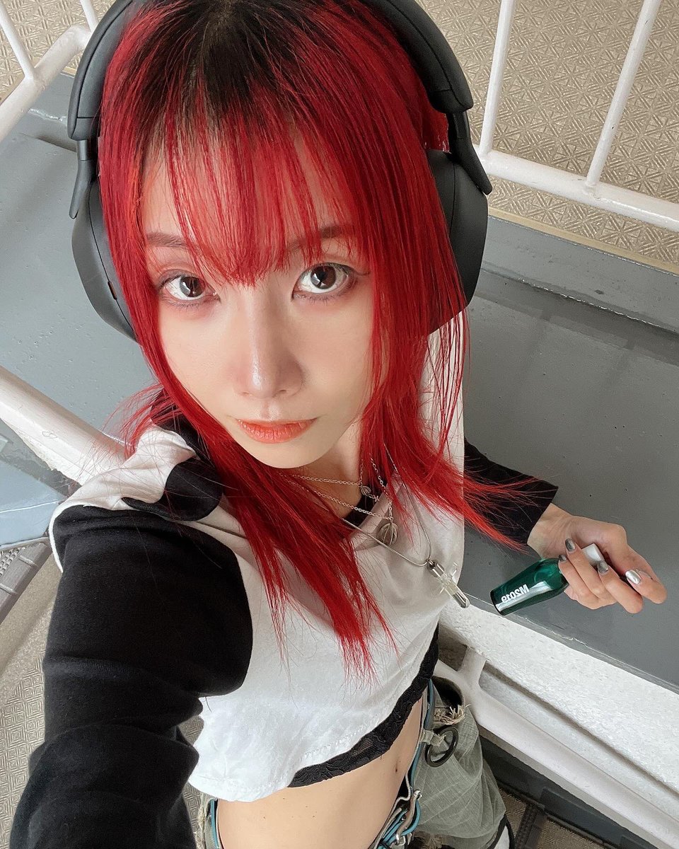 sioux's tweet photo. 孤独や儚さ、エモさを含んだ若者カルチャーといえばのY2Kスタイルを意識して。
THOUSAND COLOURS
M2019 ANTIPOP
tops: freemadonna
pants: MINUS
fox tale: EMPTY SETT
sandal: givernchy
necklace: upaborn
#thousandcolours #サウザンドカラーズ https://t.co/lM1AxJKdkz