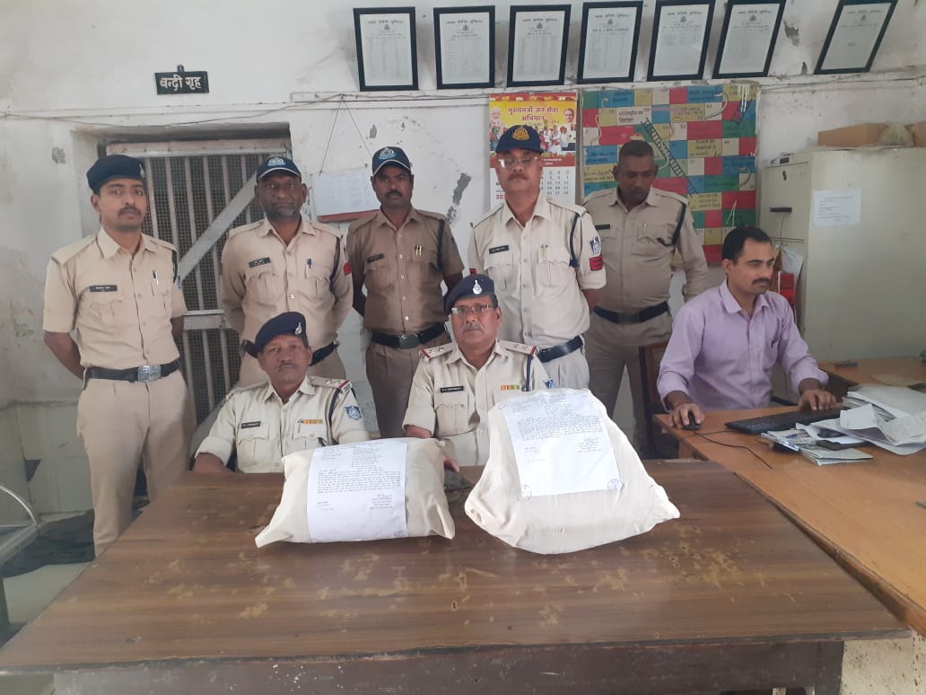 SP Railway Jabalpur (@sprailjabalpur) on Twitter photo रेलवे स्टेशन पर चेकिंग के दौरान जीआरपी कटनी एवं जीआरपी सागर ने आरपीएफ के सहयोग से जप्त किया लगभग 10 किलो गांजा। रेलवे स्टेशन पर चेकिंग के दौरान जीआरपी कटनी एवं जीआरपी सागर ने आरपीएफ के सहयोग से जप्त किया लगभग 10 किलो गांजा।