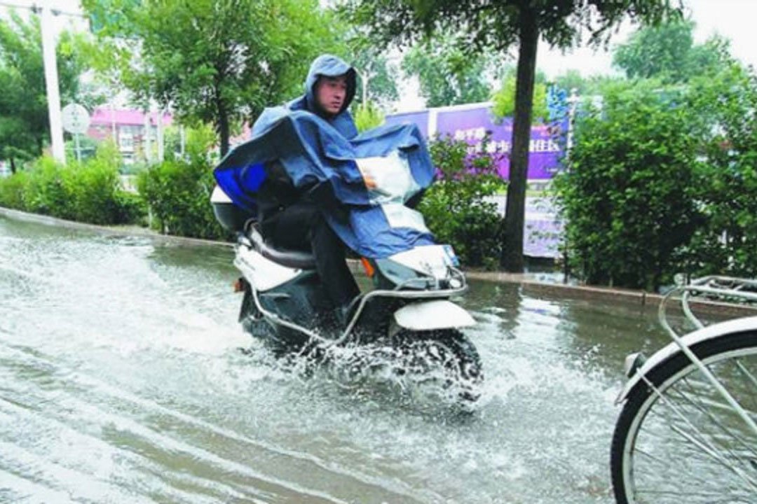 AndesChina's tweet photo. "Electric Mopeds and Rain: What You Need to Know"
hey are not entirely impervious to the elements, and excessive exposure to rain can pose several risks:
📊Electrical Components
📊Traction
📊Battery Performance

More in: https://t.co/mxK0Peewlx

#Cyclemix https://t.co/wCOyu6zRiA