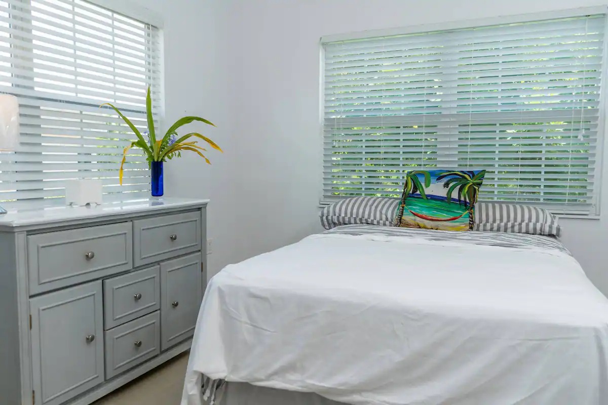 Midland_House's tweet photo. Indulge in Grand Cayman's charm with our Vacation House for Rent – a family oasis, bunk room, lush surroundings, vast deck. #GrandCayman #VacationRental https://t.co/UOrhJdSM9K https://t.co/IO8sygvA0Q