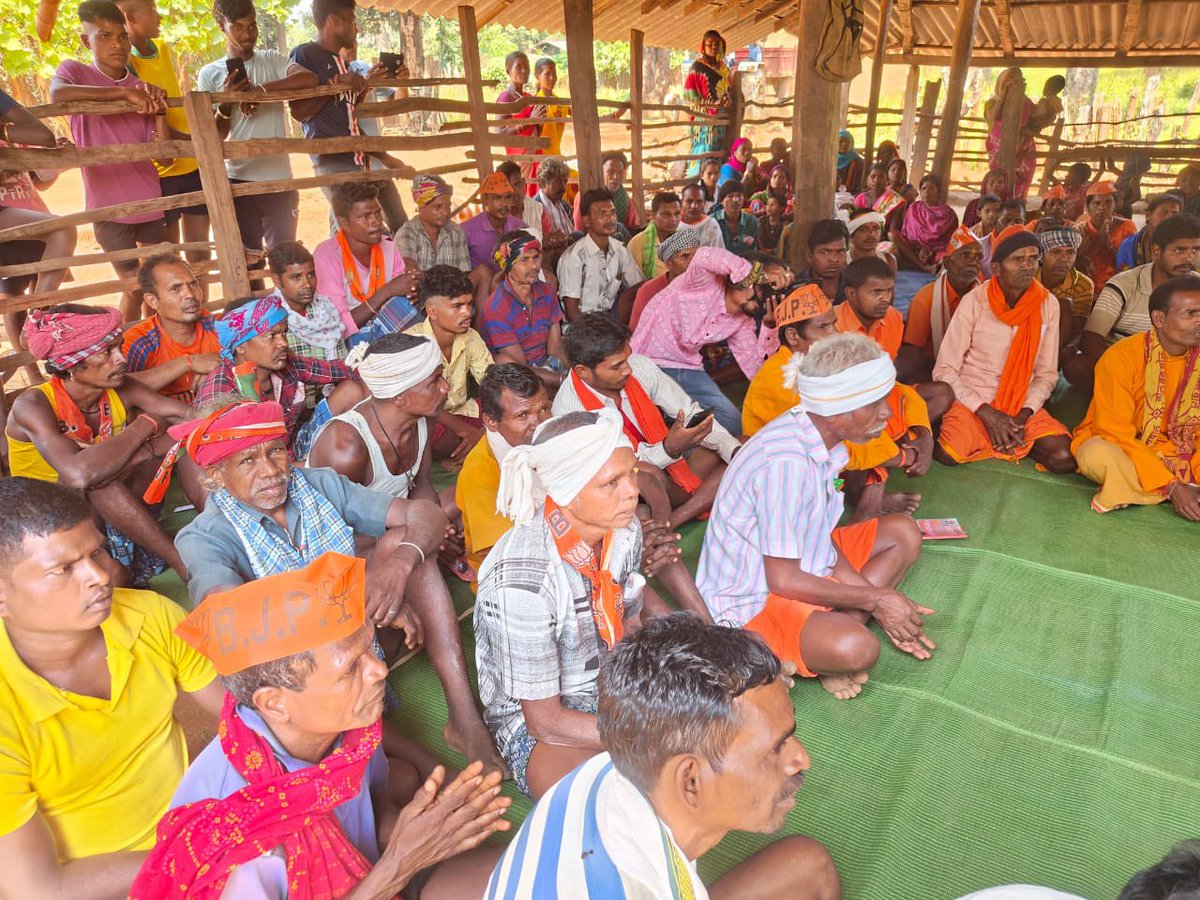 KedarKashyapBJP's tweet photo. नारायणपुर विधानसभा के ग्राम तोतर के बडरा पारा में मेरे परिवारजनों के साथ जनसंपर्क कर देवतुल्य कार्यकर्ताओ के साथ बैठक किया। https://t.co/2QAbvnpO22