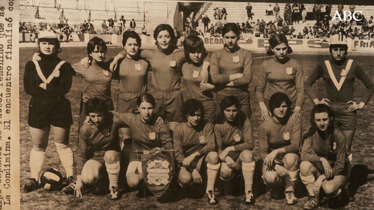🔴La selección femenina jugó su primer partido con equipaciones que no llevaban el escudo de España.

Fueron las jugadoras quienes lo engancharon, con imperdibles y alfileres.

Era 1971 y la <a href="/rfef/">RFEF</a> no reconocía el fútbol femenino.

Las llamaron la 'selección clandestina'.

📸