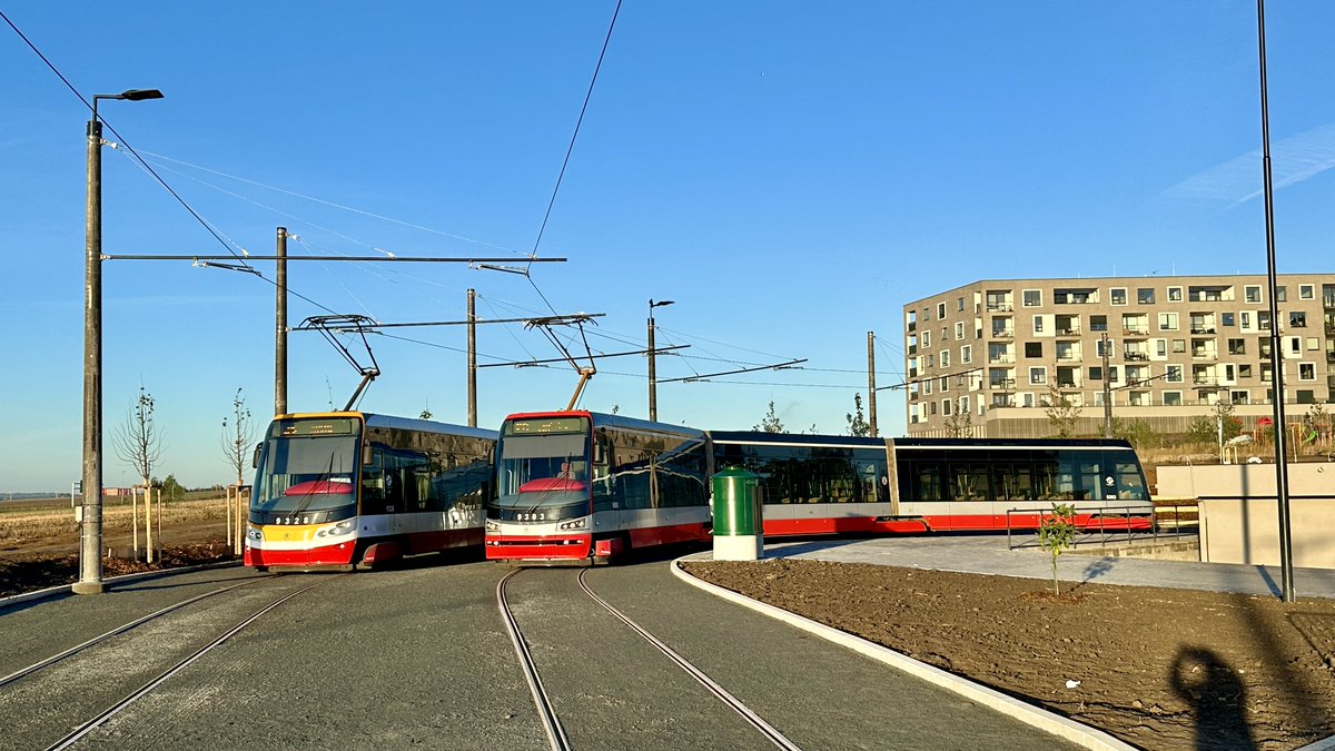 DPPOficialni's tweet photo. ✅ZAHÁJILI JSME PRAVIDELNÝ PROVOZ NA DĚDINU | Dnešním ranním výjezdem jsme vyslali na trať linku 20 a 26. 🚋
✅V novém úseku o délce 2,3 km je pět párů tramvajových zastávek: Divoká Šárka, Vlastina, Sídliště Na Dědině, Ciolkovského, Dědina.
✅Tramvajová trať je dvoukolejná. Předmětem výstavby bylo prodloužení tramvajové tratě z obratiště Divoká Šárka Vlastinou ulicí do sídliště Na Dědině a dále podél Drnovské ulice na novou konečnou zastávku Dědina (obratiště). Společně s výstavbou tramvajové trati se provádí také rozsáhlá výsadba nových stromů.
✅Nová TT nabízí obyvatelům sídliště Na Dědině přímé a kapacitní spojení nejen k metru, ale také k úřadům a zdravotnickým zařízením v rámci MČ Praha 6 a dále i do centra Prahy.
▶️ Děkujeme městské policii, která dnes provádí edukaci pro místní děti související s  provozem na nové TT Divoká Šárka – Dědina. 🙏🏼 Díky také patří Praha 6 za zorganizování.
📷 Aktuální FOTO: DPP Dan Šabík