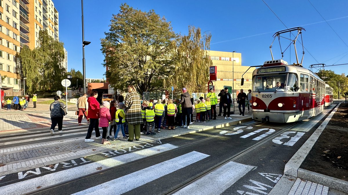 DPPOficialni's tweet photo. ✅ZAHÁJILI JSME PRAVIDELNÝ PROVOZ NA DĚDINU | Dnešním ranním výjezdem jsme vyslali na trať linku 20 a 26. 🚋
✅V novém úseku o délce 2,3 km je pět párů tramvajových zastávek: Divoká Šárka, Vlastina, Sídliště Na Dědině, Ciolkovského, Dědina.
✅Tramvajová trať je dvoukolejná. Předmětem výstavby bylo prodloužení tramvajové tratě z obratiště Divoká Šárka Vlastinou ulicí do sídliště Na Dědině a dále podél Drnovské ulice na novou konečnou zastávku Dědina (obratiště). Společně s výstavbou tramvajové trati se provádí také rozsáhlá výsadba nových stromů.
✅Nová TT nabízí obyvatelům sídliště Na Dědině přímé a kapacitní spojení nejen k metru, ale také k úřadům a zdravotnickým zařízením v rámci MČ Praha 6 a dále i do centra Prahy.
▶️ Děkujeme městské policii, která dnes provádí edukaci pro místní děti související s  provozem na nové TT Divoká Šárka – Dědina. 🙏🏼 Díky také patří Praha 6 za zorganizování.
📷 Aktuální FOTO: DPP Dan Šabík