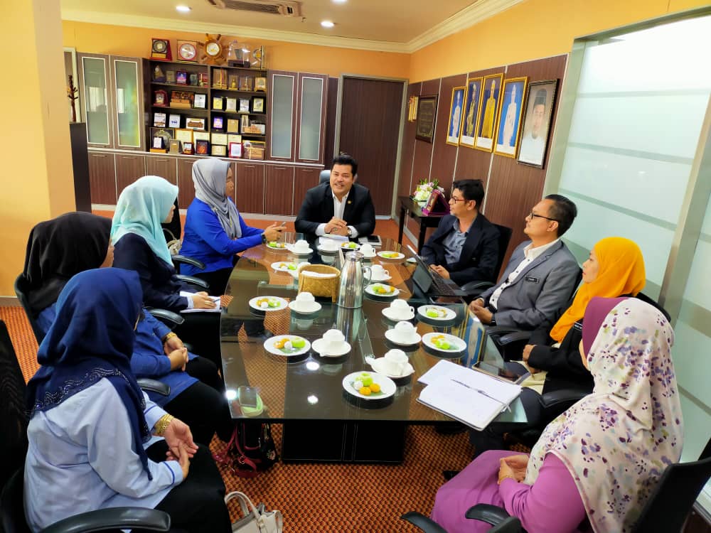 23 Okt 2023 l Kunjung Hormat Biro Kontraktor Wanita, Persatuan Kontraktor Melayu Malaysia Negeri Terengganu ke atas Pengarah Kerja Raya Negeri Terengganu <a href="/HasliJKR/">Hasli Ibrahim (Ir. Dr.)</a> bertempat di Tingkat 12, Wisma Negeri, Kuala Terengganu.
<a href="/IPJKR_Official/">JKR Malaysia Rasmi</a>