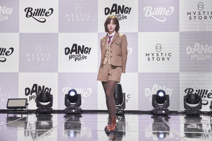 BilllieTurkey's tweet photo. [231023] Dang! Showcase’inden #Siyoon 

“Bence ne olursa olsun sağlığımız bizim önceliğimiz olmalı. Böylelikle bağımızın daha da güçleneceğine inanıyorum ve elbette #MoonSua ve #Suhyeon ile haberleşiyoruz. Bize yeni şarkımızı sevdiklerini söylediler.” 

 #DANG! #Billlie_DANG! https://t.co/xJqcjuuOyg